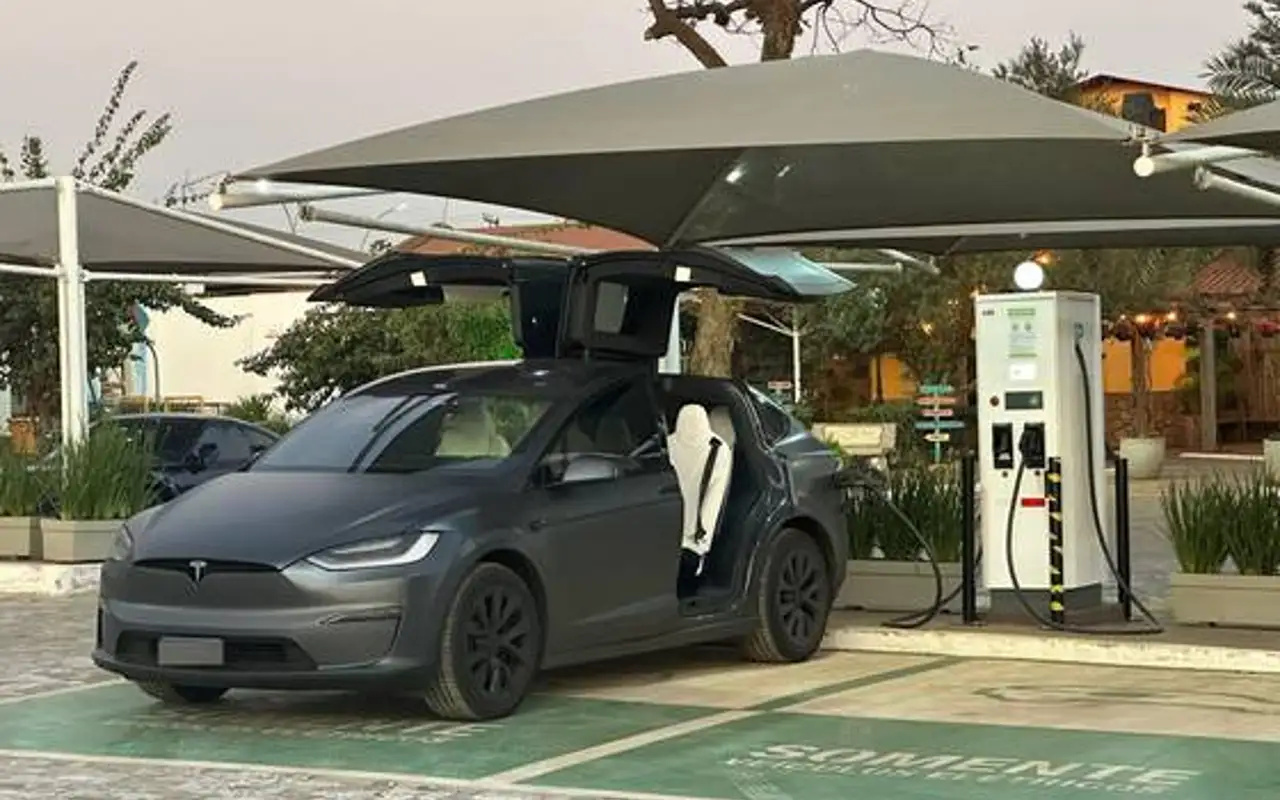 TESLA MODEL X ELÉTRICO PLAID — foto 1 de 3