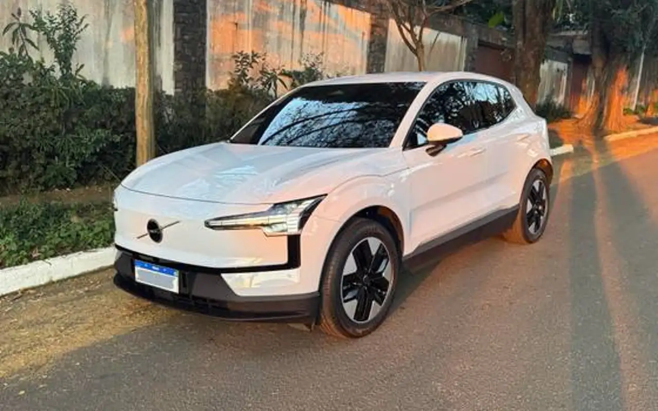 VOLVO EX30 51 KW ELÉTRICO CORE — foto 1 de 8