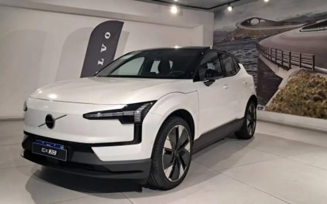 VOLVO EX30 69 KW ELÉTRICO ULTRA — foto 1 de 10