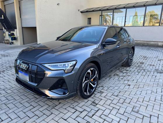 AUDI E-TRON ELÉTRICO PERFORMANCE BLACK QUATTRO em Campo Largo, PR