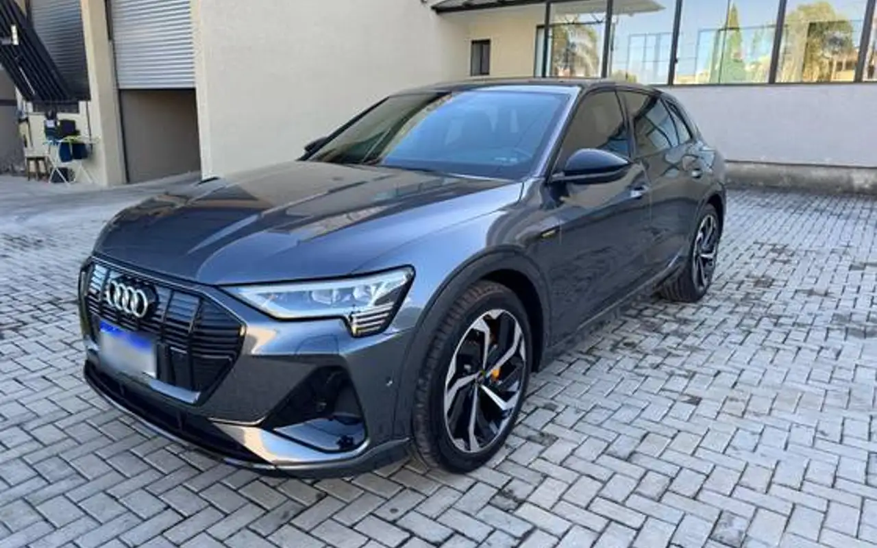 AUDI E-TRON ELÉTRICO PERFORMANCE BLACK QUATTRO — foto 1 de 8