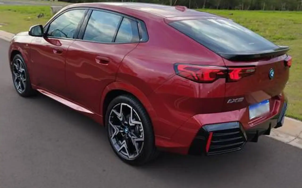 BMW iX2 64,8 KW ELÉTRICO XDRIVE30 M SPORT — foto 1 de 2