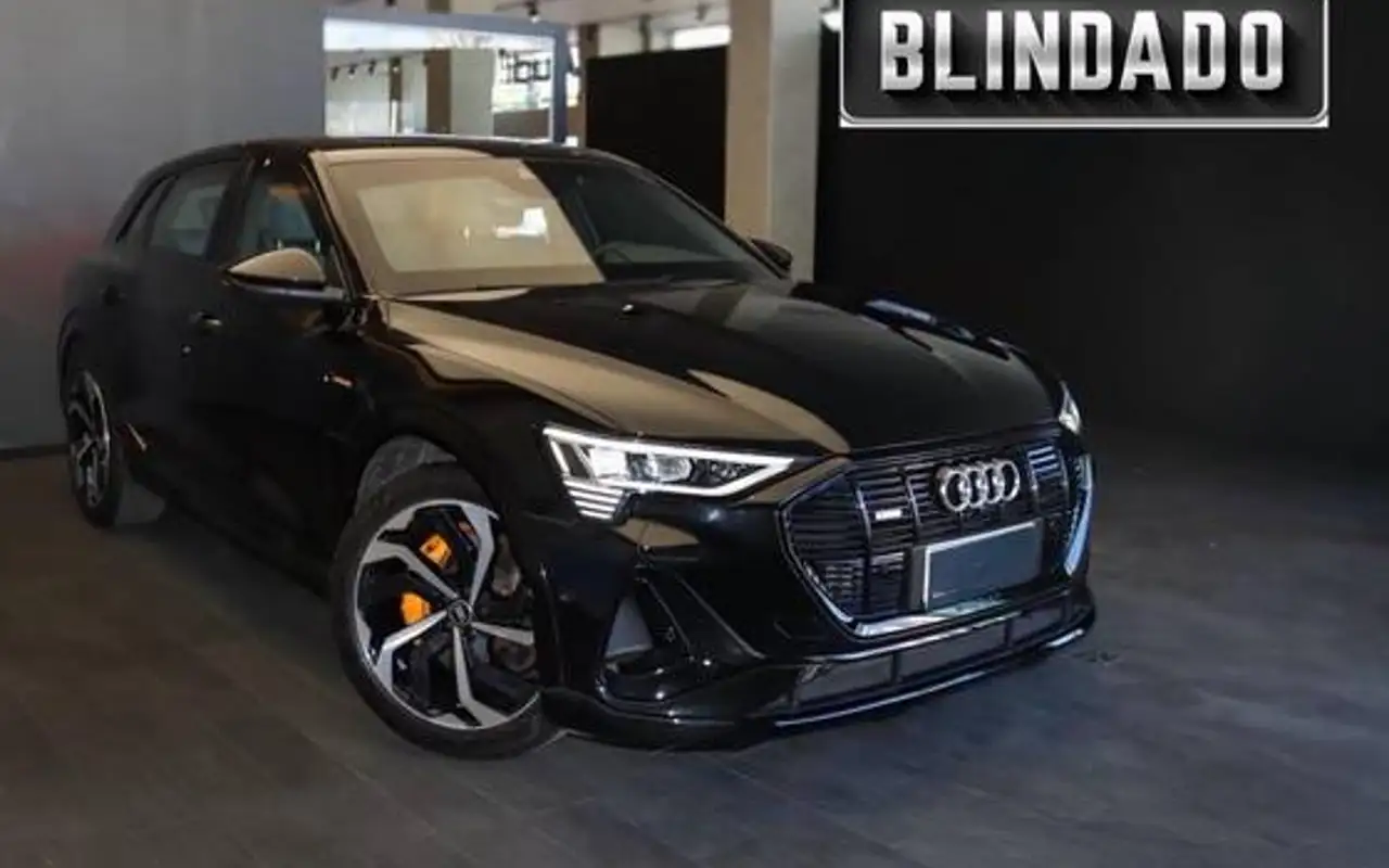 AUDI E-TRON ELÉTRICO PERFORMANCE BLACK QUATTRO — foto 1 de 7