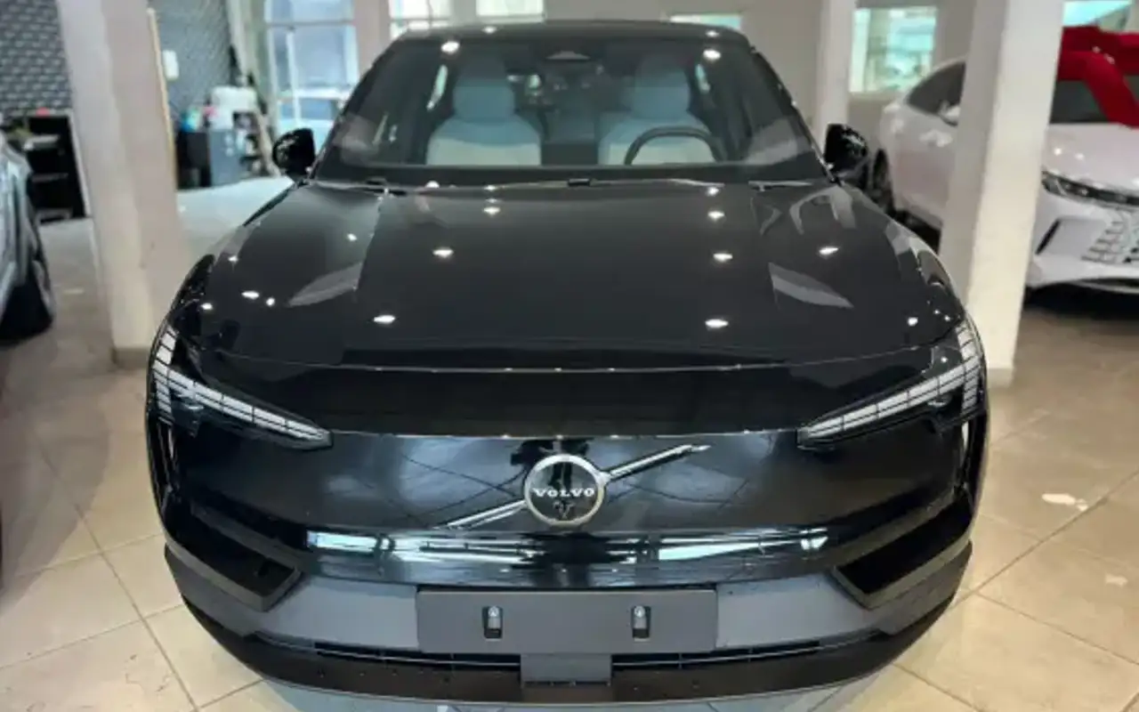 VOLVO EX30 69 KW ELÉTRICO PERFORMANCE ULTRA — foto 1 de 16