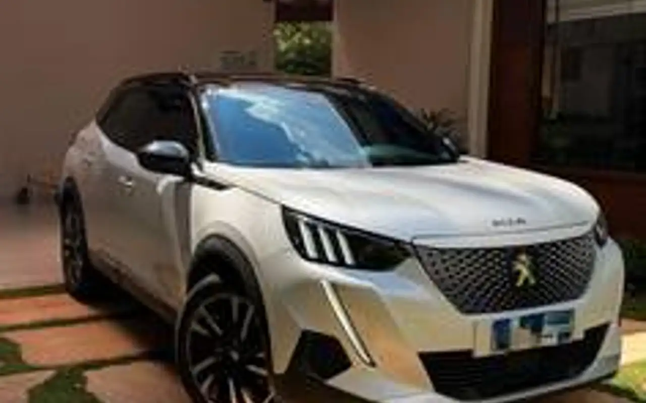 PEUGEOT 2008 50 KW ELÉTRICO E-GT — foto 1 de 8