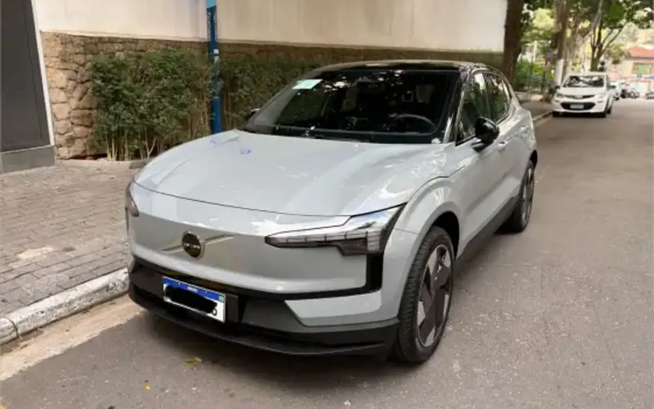 VOLVO EX30 51 KW ELÉTRICO PLUS — foto 1 de 8
