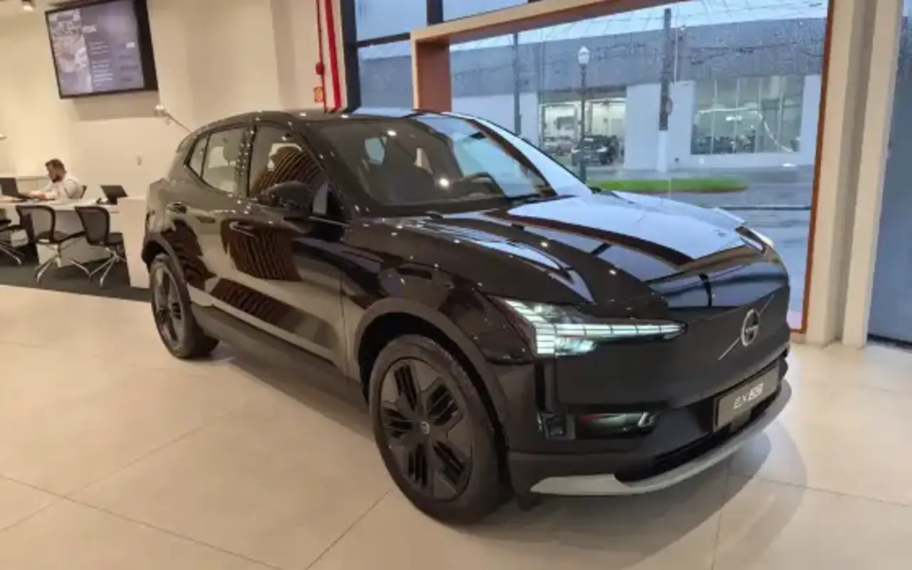 VOLVO EX30 69 KW ELÉTRICO CROSS COUNTRY — foto 1 de 8