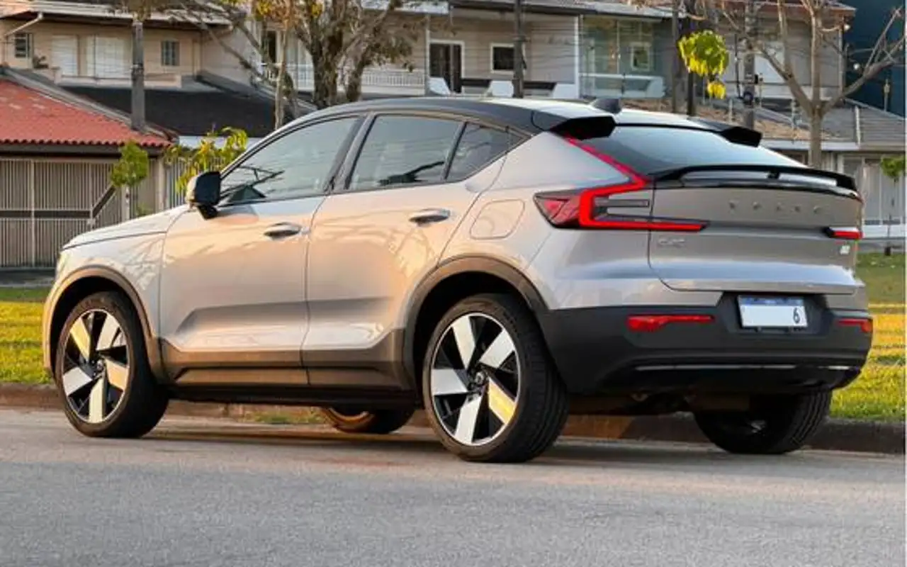 VOLVO C40 P8 RECHARGE PURE ELECTRIC AWD — foto 1 de 8