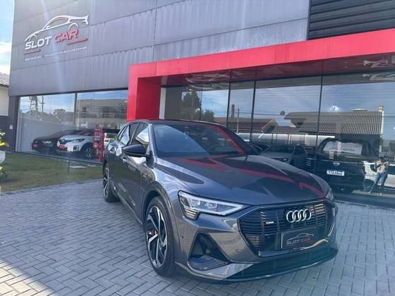 AUDI E-TRON ELÉTRICO PERFORMANCE BLACK QUATTRO em Campo Largo, PR