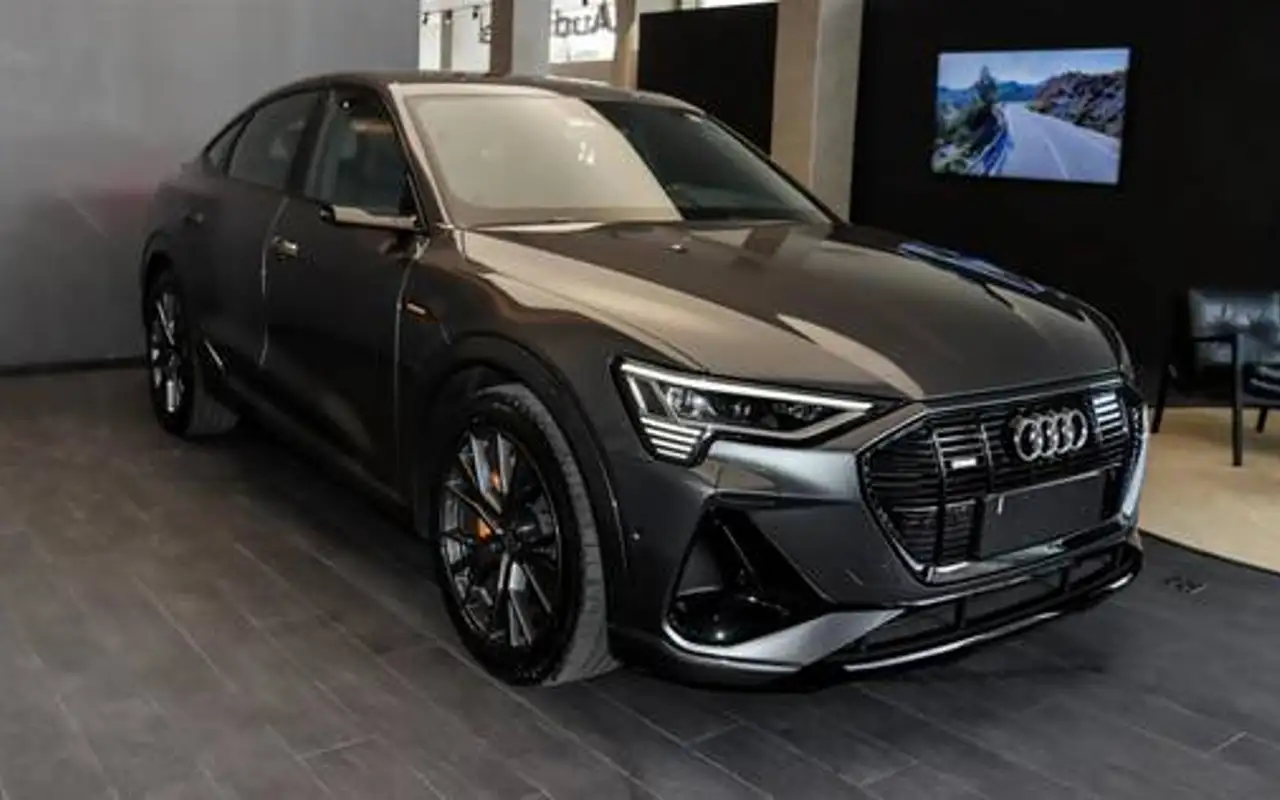 AUDI E-TRON ELÉTRICO SPORTBACK PERFORMANCE BLACK QUATTRO — foto 1 de 8