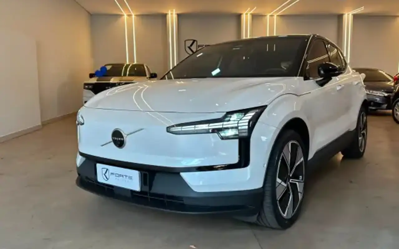 VOLVO EX30 69 KW ELÉTRICO ULTRA — foto 1 de 12