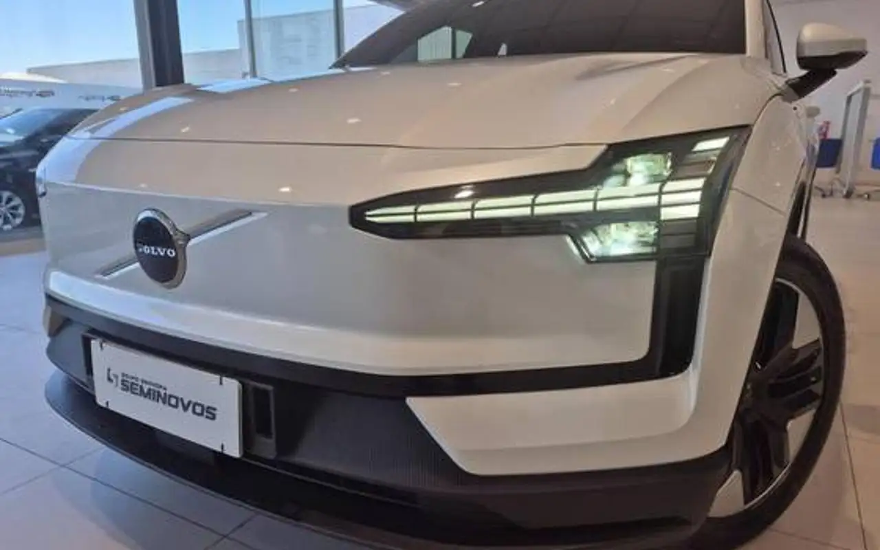 VOLVO EX30 51 KW ELÉTRICO CORE — foto 1 de 18