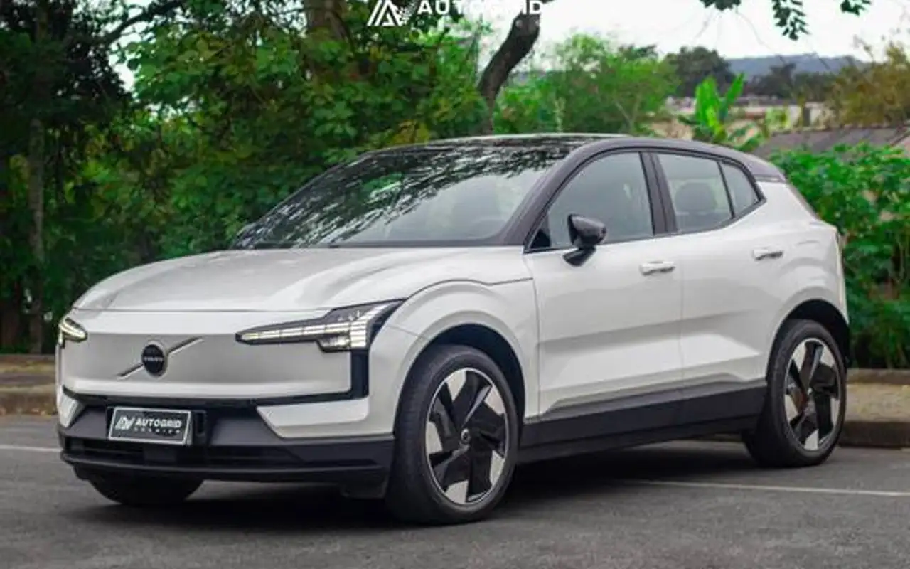 VOLVO EX30 69 KW ELÉTRICO PLUS — foto 1 de 10