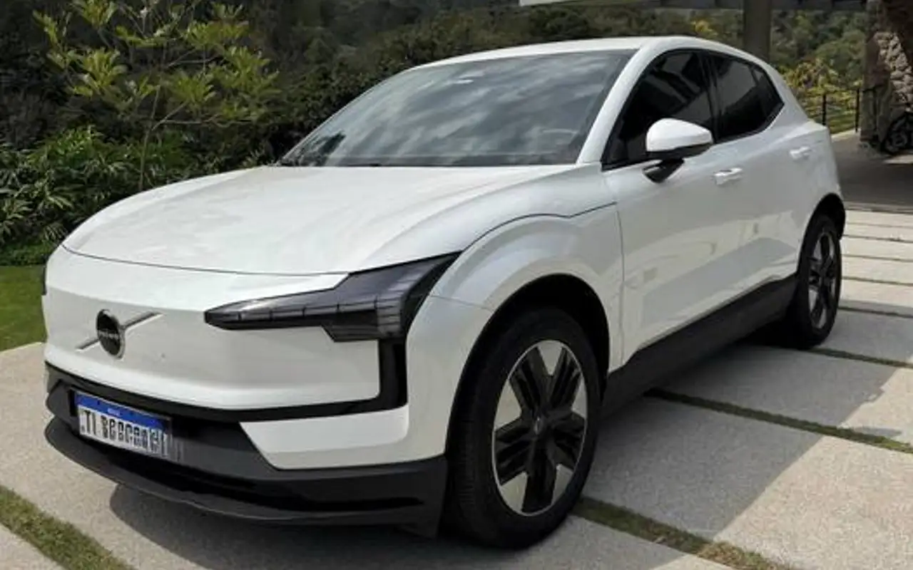 VOLVO EX30 69 KW ELÉTRICO CORE — foto 1 de 8