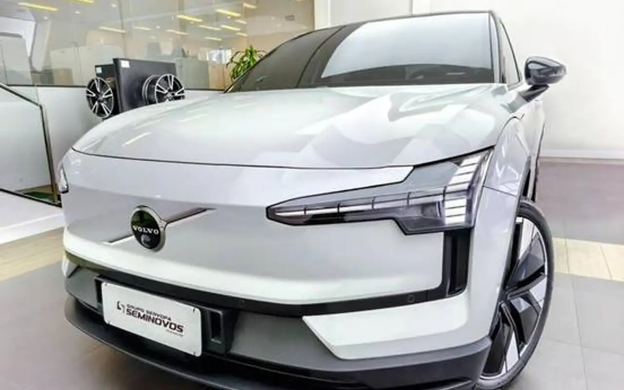 VOLVO EX30 69 KW ELÉTRICO ULTRA — foto 1 de 17