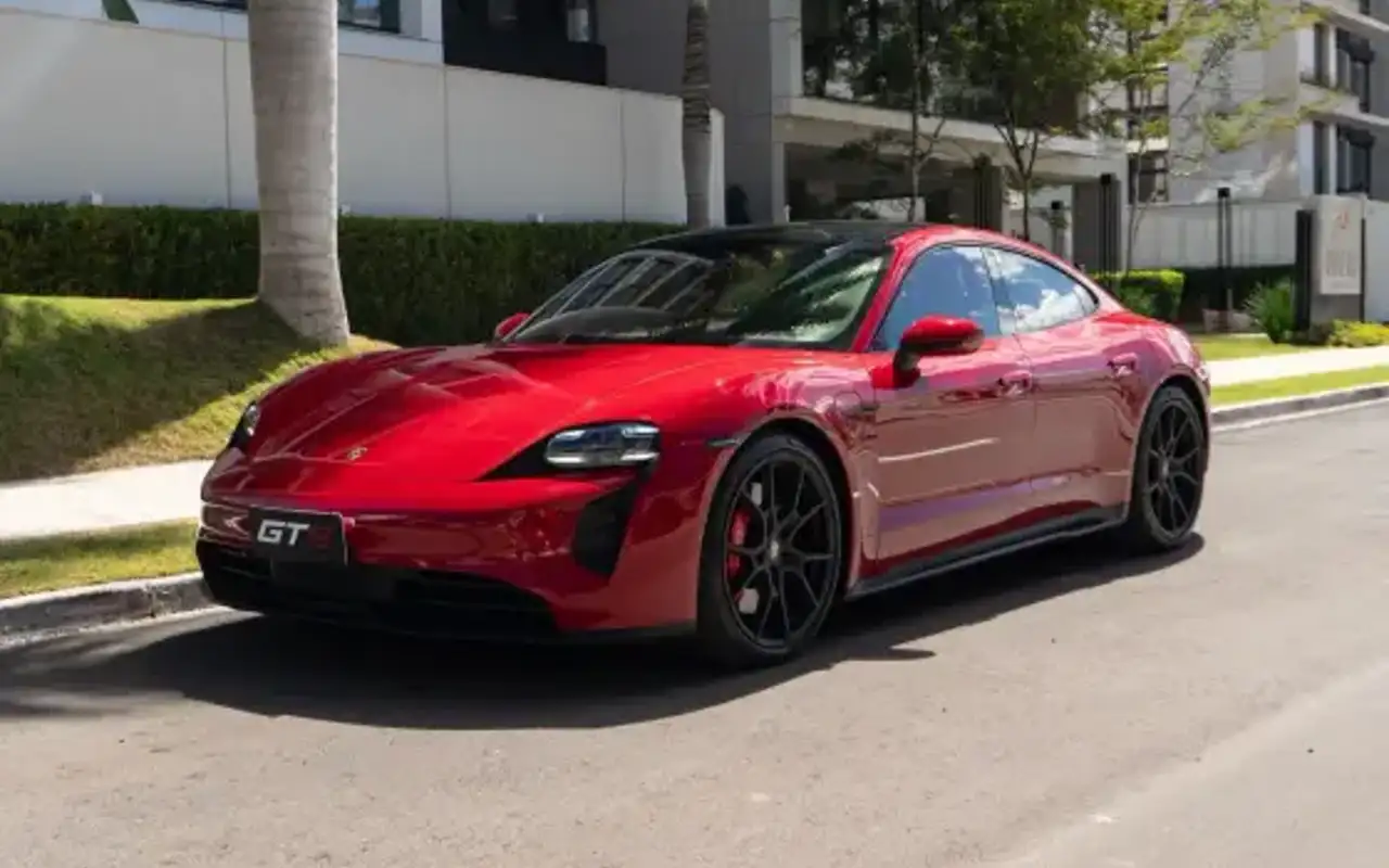 PORSCHE TAYCAN GTS ELÉTRICO — foto 1 de 17