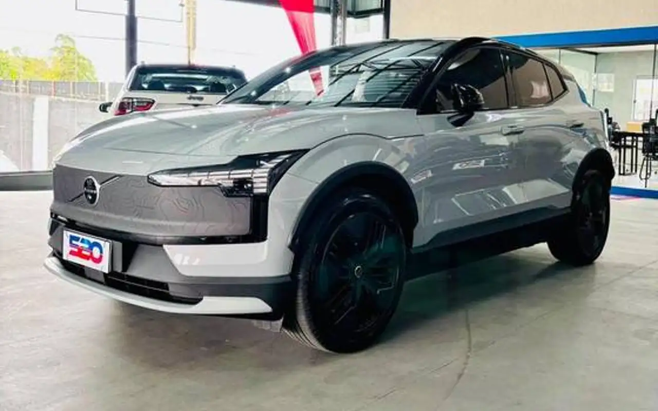 VOLVO EX30 69 KW ELÉTRICO CROSS COUNTRY — foto 1 de 12
