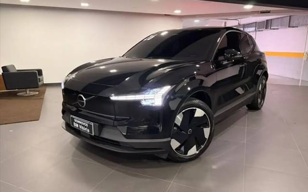 VOLVO EX30 51 KW ELÉTRICO PLUS — foto 1 de 17