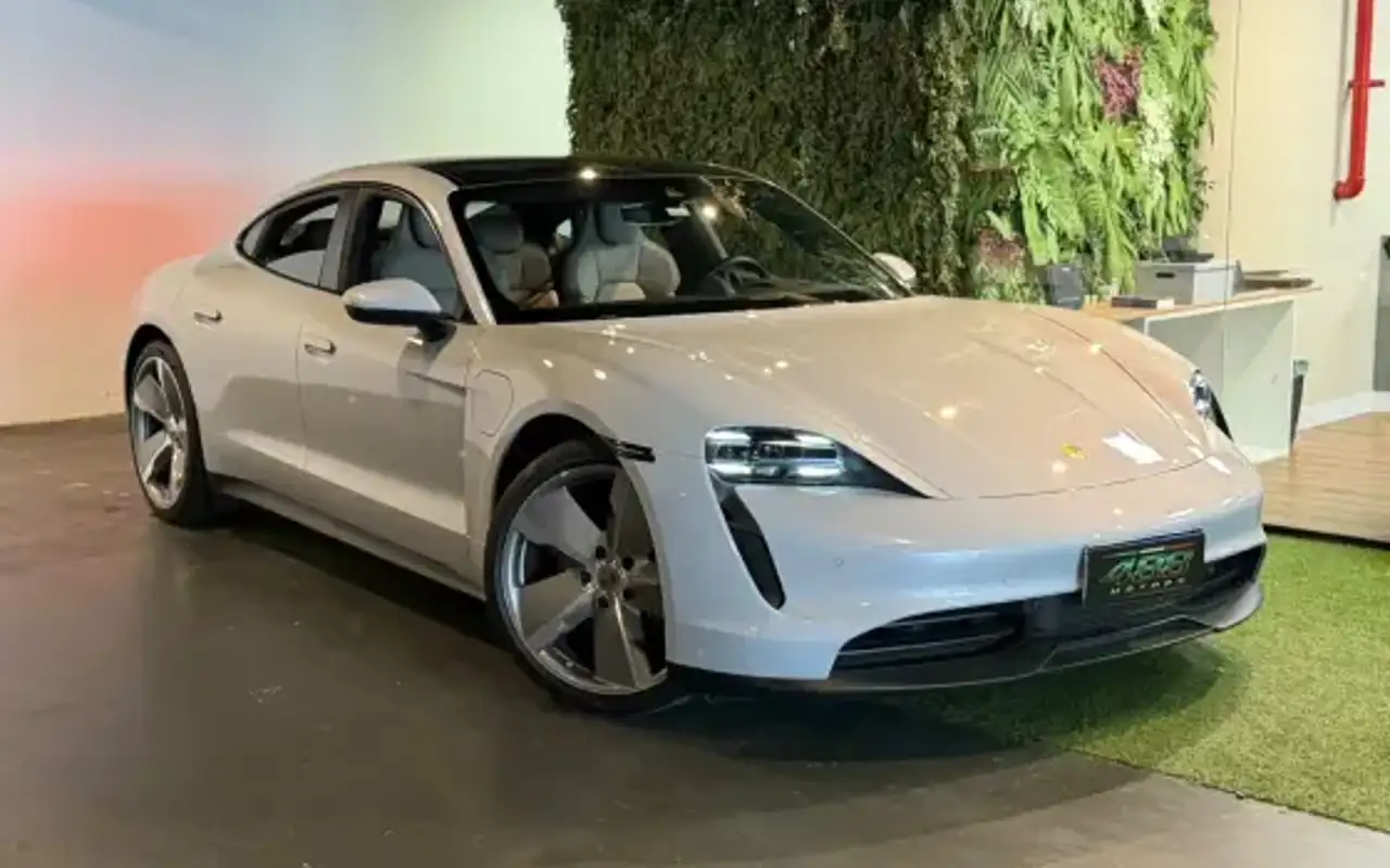 PORSCHE TAYCAN ELÉTRICO — foto 1 de 17