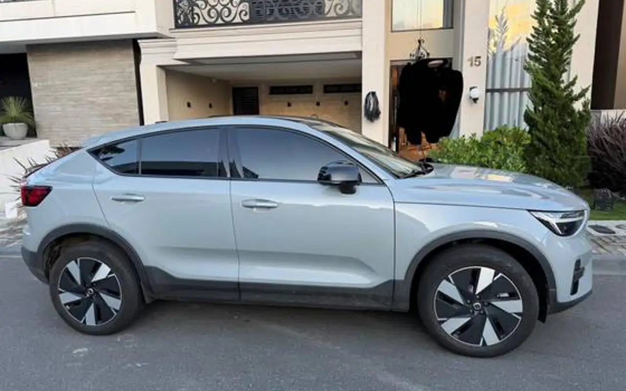 VOLVO EX30 69 KW ELÉTRICO PLUS — foto 1 de 7