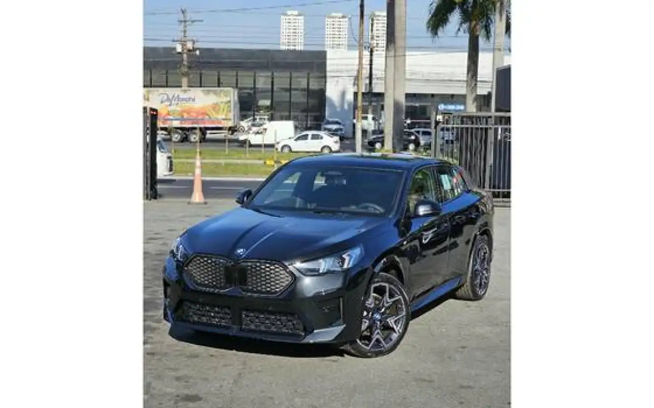 BMW iX2 64,8 KW ELÉTRICO XDRIVE30 M SPORT — foto 1 de 12