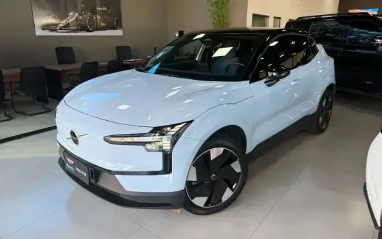 VOLVO EX30 69 KW ELÉTRICO PLUS — foto 1 de 11