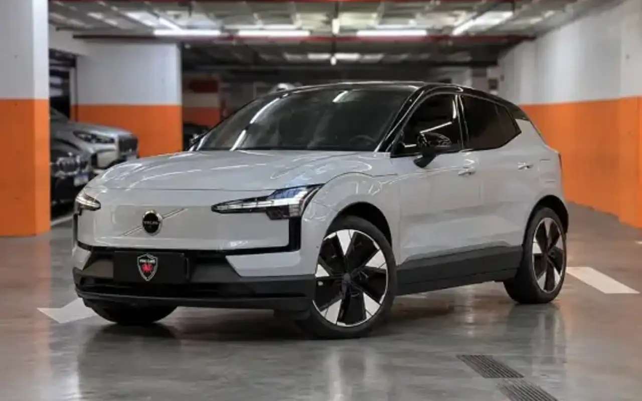 VOLVO EX30 69 KW ELÉTRICO ULTRA — foto 1 de 12