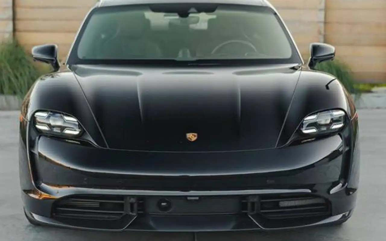 PORSCHE TAYCAN ELÉTRICO — foto 1 de 8