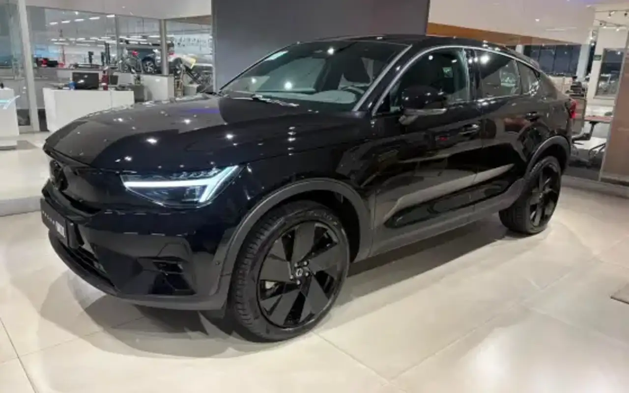 VOLVO EC40 P8 RECHARGE TWIN ELECTRIC ULTRA BLACK EDITION AWD — foto 1 de 9