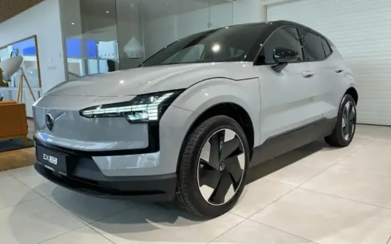 VOLVO EX30 51 KW ELÉTRICO PLUS — foto 1 de 6
