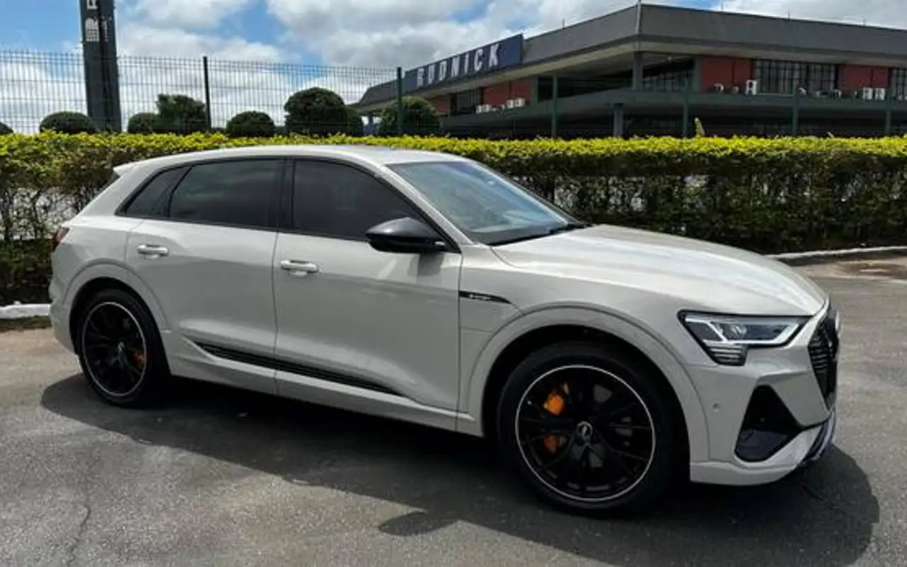 AUDI E-TRON ELÉTRICO PERFORMANCE BLACK QUATTRO — foto 1 de 8