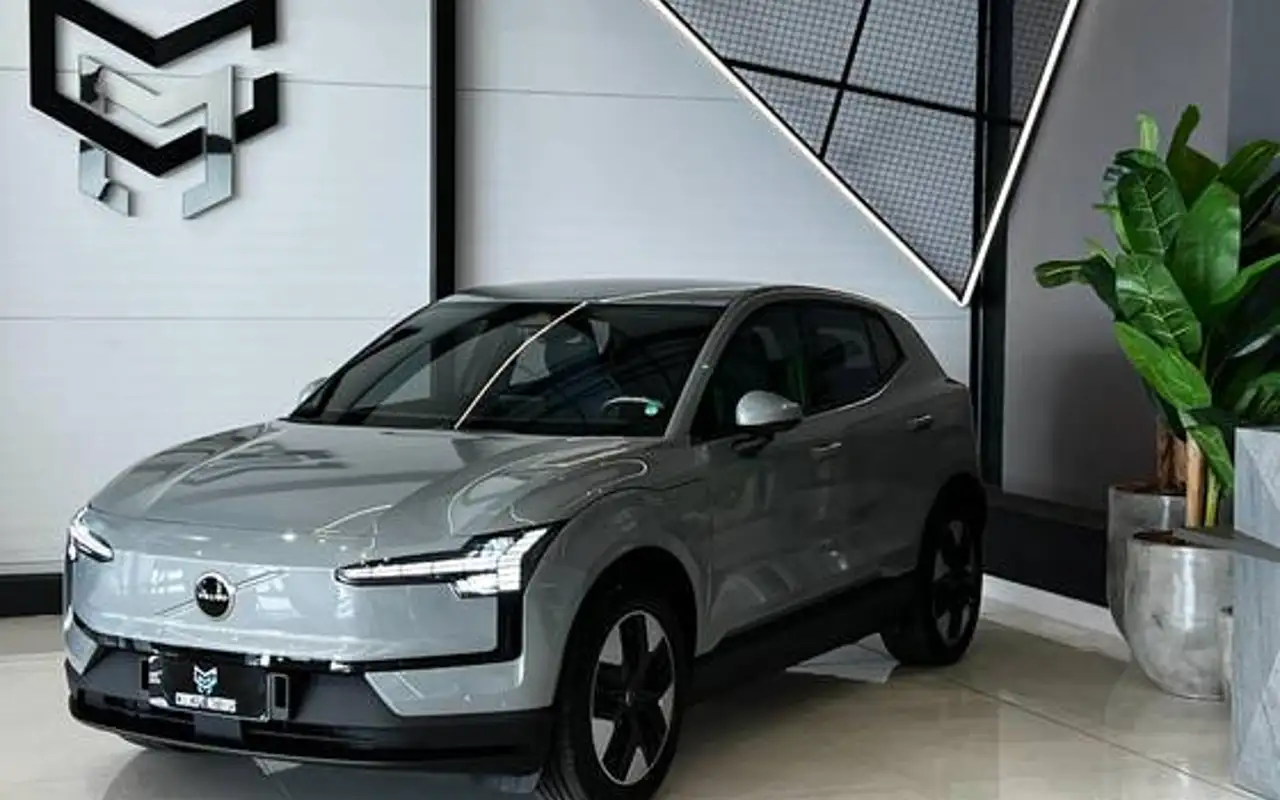 VOLVO EX30 51 KW ELÉTRICO CORE — foto 1 de 19