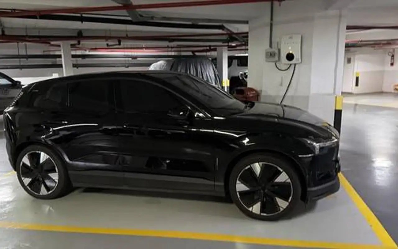 VOLVO EX30 69 KW ELÉTRICO ULTRA — foto 1 de 8