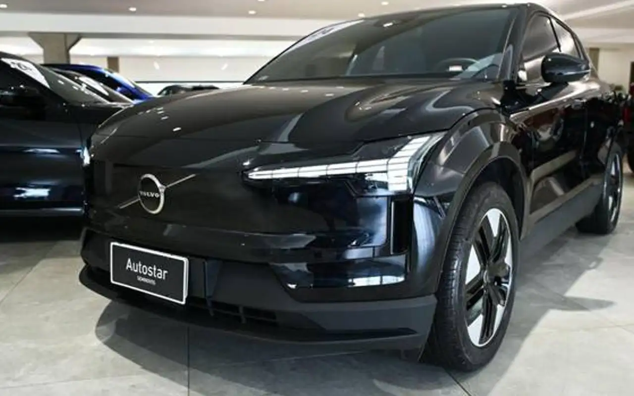 VOLVO EX30 51 KW ELÉTRICO CORE — foto 1 de 18