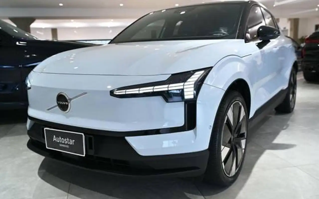 VOLVO EX30 69 KW ELÉTRICO ULTRA — foto 1 de 20