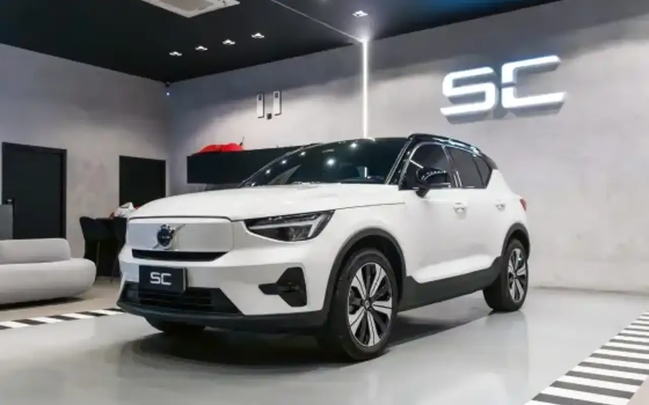VOLVO XC40 P6 RECHARGE ELECTRIC PLUS — foto 1 de 12