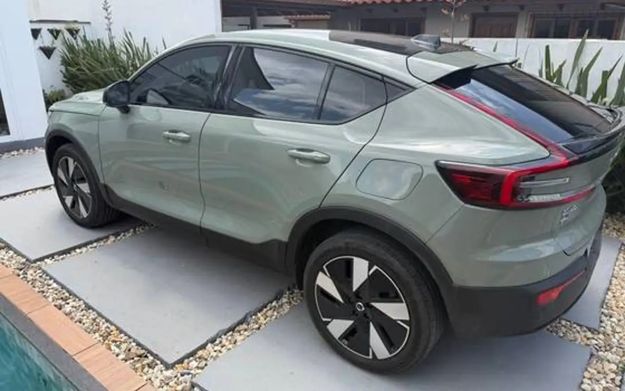 VOLVO C40 P6 RECHARGE ELECTRIC PLUS — foto 1 de 3