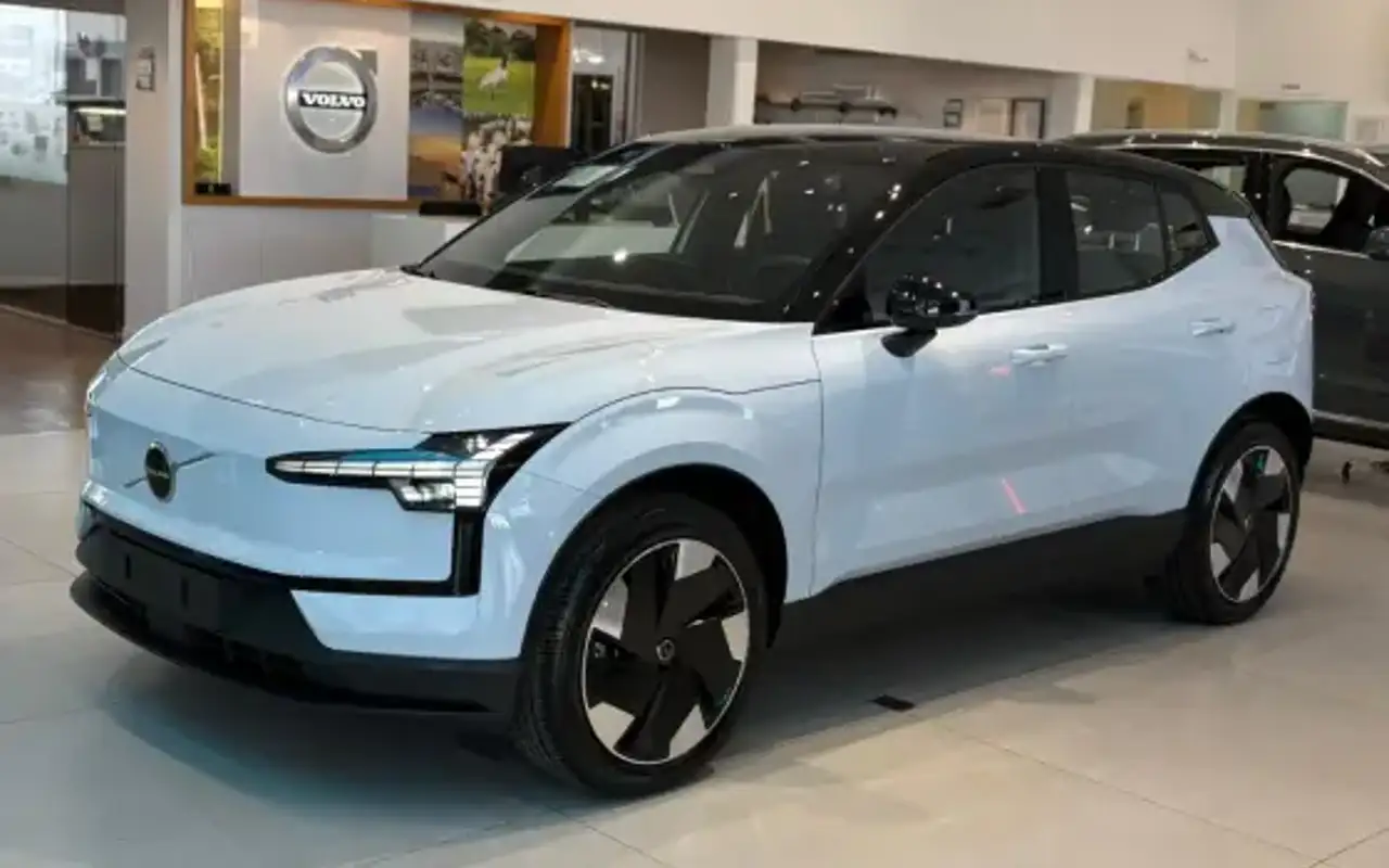 VOLVO EX30 51 KW ELÉTRICO PLUS — foto 1 de 8