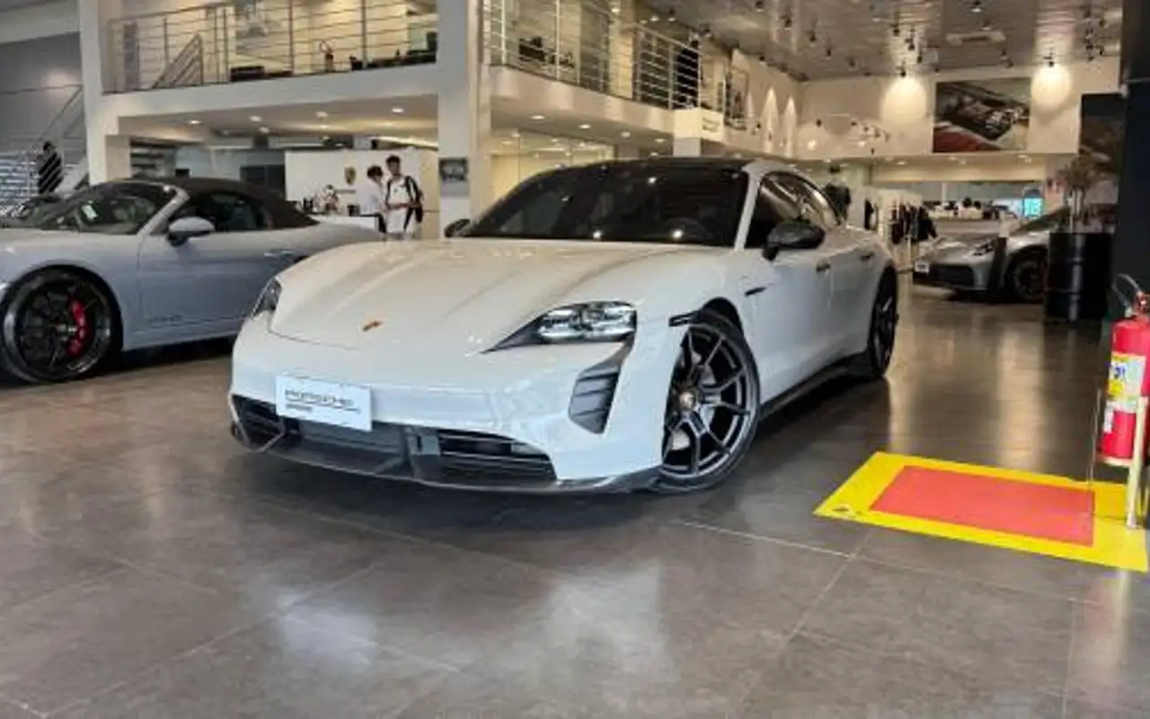 PORSCHE TAYCAN GTS ELÉTRICO — foto 1 de 20