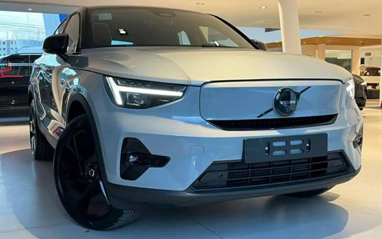 VOLVO EC40 P8 RECHARGE TWIN ELECTRIC ULTRA BLACK EDITION AWD — foto 1 de 10